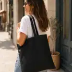 tote bag personnalisé noir porté femme sac toile coton personnalisable style lifestyle simple et tendance