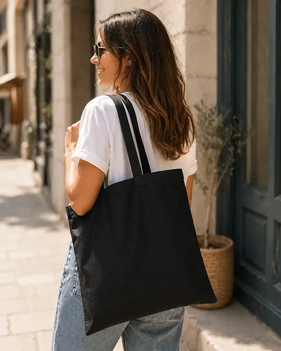 tote bag personnalisé noir porté femme sac toile coton personnalisable style lifestyle simple et tendance