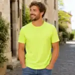 T-shirt jaune fluo porté par homme en extérieur ville