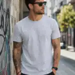 Homme portant un t-shirt gris chiné premium personnalisé en milieu urbain – impression DTF Pilou Shop 64