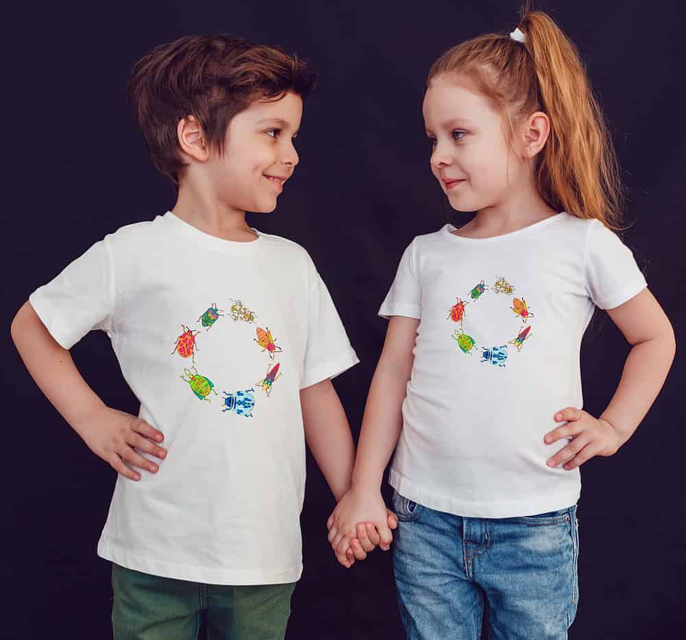 offrez à vos enfants en cadeau ce Magnifique T-shirt Enfant fille ou garçon motif les pt'ites bebêtes by Abi. Il est agréable à porter, imprimé directement depuis notre atelier Français situé à Jurançon au coeur des Pyrénées, en plein Béarn 64 niché entre l'océan et la montagne. Disponible en taille 3/4 ANS, 5/6 ANS, 7/8 ANS, 9/10 ANS, 11/12 ANS. 100% coton.