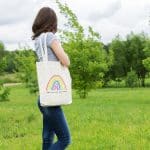sac tote bag pratique et écologique, illustré par Abi, avec un superbe arc en ciel et la phrase romantique mon arc en ciel à moi, c'est toi ecrit de la main de l'artiste