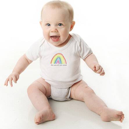 Offrez-vous ce Magnifique Body Bébé manche courte illustré par Abi, Mon arc en ciel à moi, c'est toi, un body orignal et drôle agréable a porter et résistant, pratique à enfiler et à enlever, garantissant un confort optimal pour le bébé. Disponible en taille 3, 6, 9, 12 et 18 Mois. fermeture par 3 boutons pression à l'entrejambe. Imprimé directement depuis notre atelier Béarnais, à Jurançon 64 au pieds des Pyrénées.