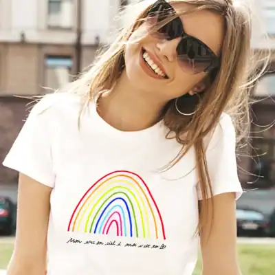 t-shirt femme blanc illustré arc-en-ciel Abi Illustration porté, message amour « Mon arc-en-ciel à moi c’est toi », t-shirt poétique femme, vêtement féminin illustré, cadeau femme original