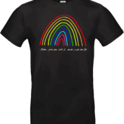 T-shirt noir avec dessin d’arc-en-ciel coloré et phrase manuscrite « Mon arc-en-ciel à moi c’est toi », design signé Abi Illustration.
