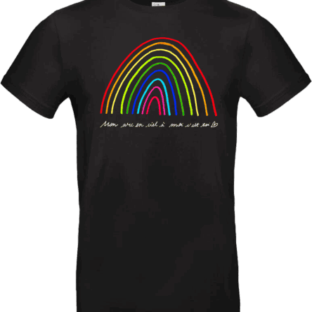 T-shirt noir avec dessin d’arc-en-ciel coloré et phrase manuscrite « Mon arc-en-ciel à moi c’est toi », design signé Abi Illustration.
