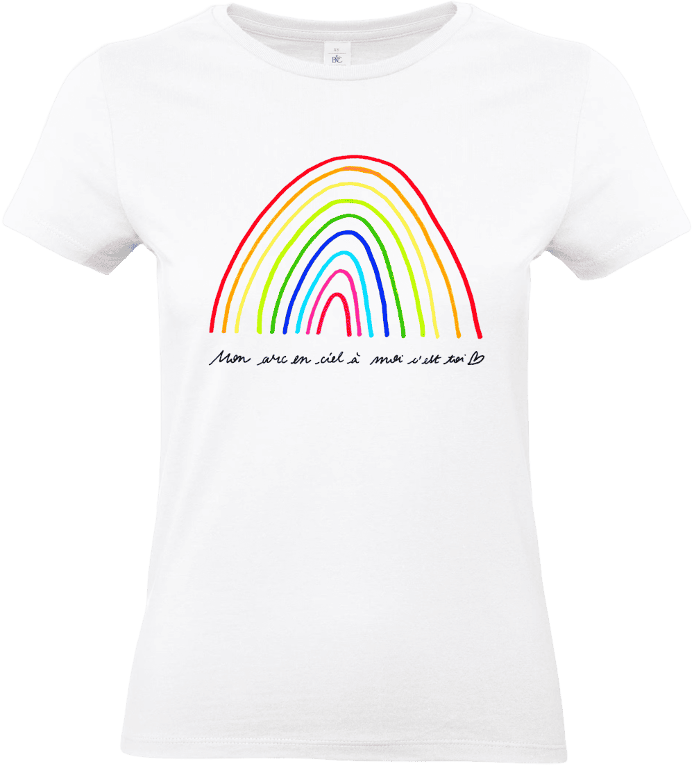 T-shirt blanc avec arc-en-ciel et message.