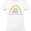 T-shirt blanc avec arc-en-ciel et message.