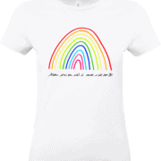 T-shirt blanc avec arc-en-ciel et message.