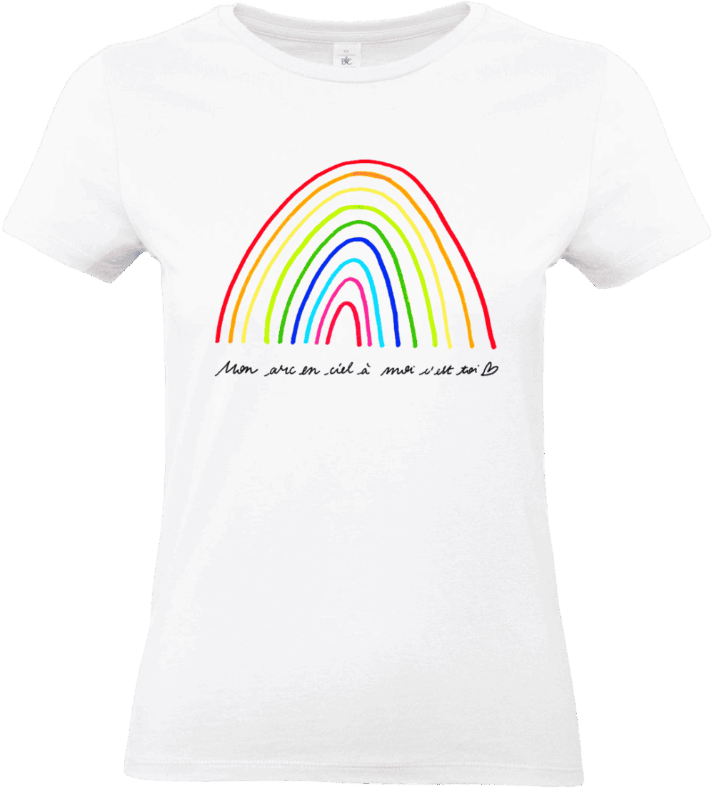 T-shirt blanc avec arc-en-ciel et message.