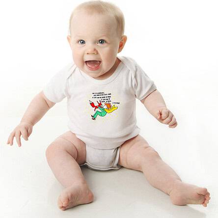 Offrez-vous ce Magnifique Body Bébé manche courte illustré par Abi, motif le petit prince, un body orignal et drôle agréable a porter et résistant, pratique à enfiler et à enlever, garantissant un confort optimal pour le bébé. Disponible en taille 3, 6, 9, 12 et 18 Mois. fermeture par 3 boutons pression à l'entrejambe. Imprimé directement depuis notre atelier Béarnais, à Jurançon 64 au pieds des Pyrénées.