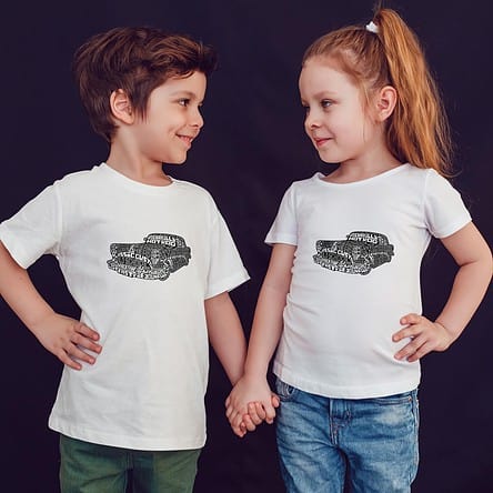 offrez en cadeau à vos enfants ce Magnifique T-shirt Enfant fille ou garçon hot rod cars. Il est agréable à porter, imprimé directement depuis notre atelier Français situé à Jurançon au cœur des Pyrénées, en plein Béarn 64 niché entre l'océan et la montagne. Disponible en taille 3/4 ANS, 5/6 ANS, 7/8 ANS, 9/10 ANS, 11/12 ANS. 100% coton.