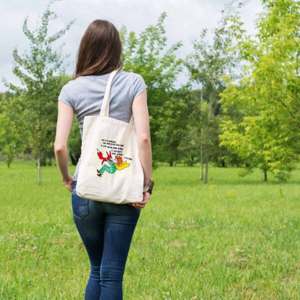 un sac tote bag en coton, pratique et écologique, illustré par Abi, représantant une des phrase les plus célèbre d' Antoine de saint exupéry, et le dessin fait main du petit prince et du renard