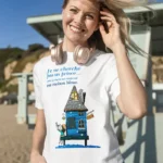t-shirt femme blanc porté illustration maison bleue Abi Illustration, message poétique « Je ne cherche pas un prince juste quelqu’un qui comprend ma maison bleue », t-shirt message femme, vêtement féminin illustré, t-shirt poétique, cadeau femme original