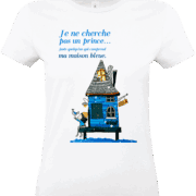 T-shirt femme blanc avec illustration de maison bleue et citation “Je ne cherche pas un prince… juste quelqu’un qui comprend ma maison bleue.” création Abi Illustration