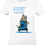 T-shirt femme blanc avec illustration de maison bleue et citation “Je ne cherche pas un prince… juste quelqu’un qui comprend ma maison bleue.” création Abi Illustration