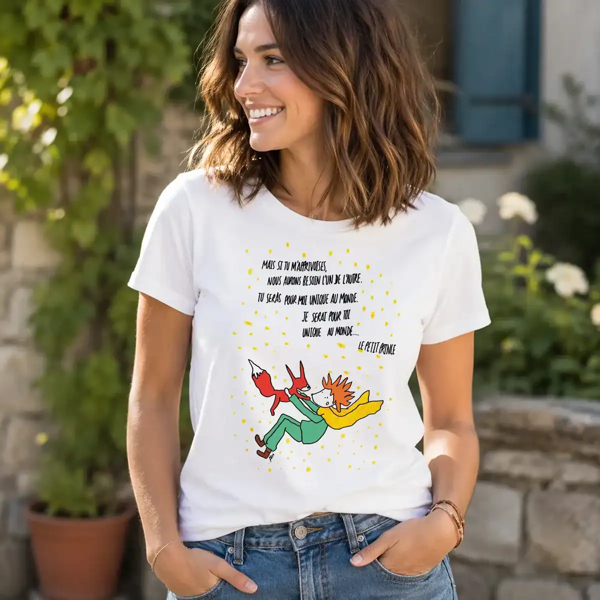 T-shirt petit prince porté par femme en extérieur jardin
