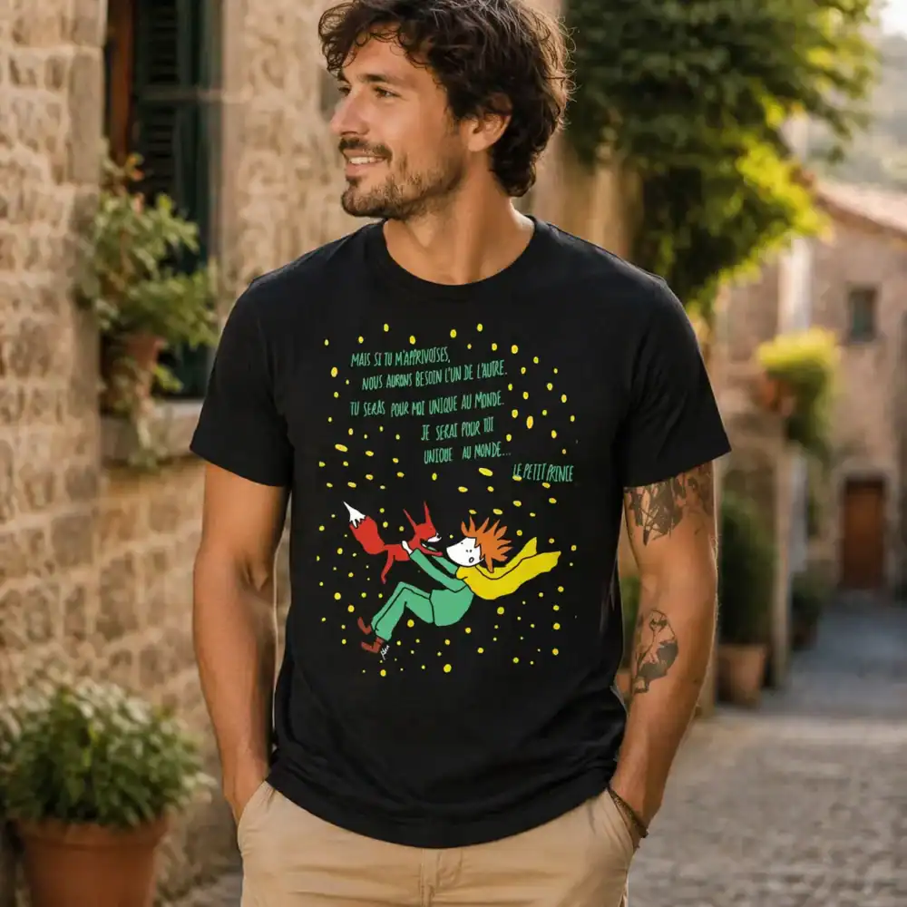 T-shirt petit prince porté par homme en extérieur village