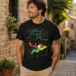T-shirt petit prince porté par homme en extérieur village