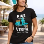 femme portant le t-shirt noir Ride The Vespa Dolce Vita avec visuel scooter vintage bleu turquoise