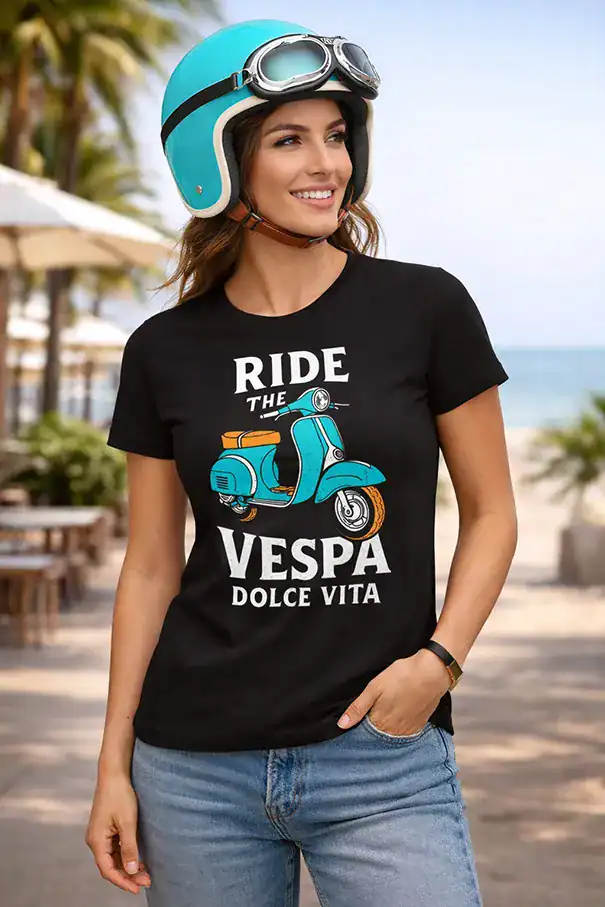 femme portant le t-shirt noir Ride The Vespa Dolce Vita avec visuel scooter vintage bleu turquoise