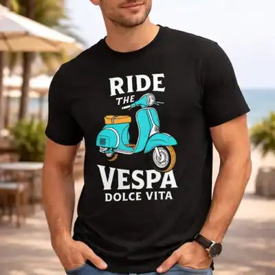 Homme portant le t-shirt noir Ride The Vespa Dolce Vita avec visuel scooter vintage bleu turquoise
