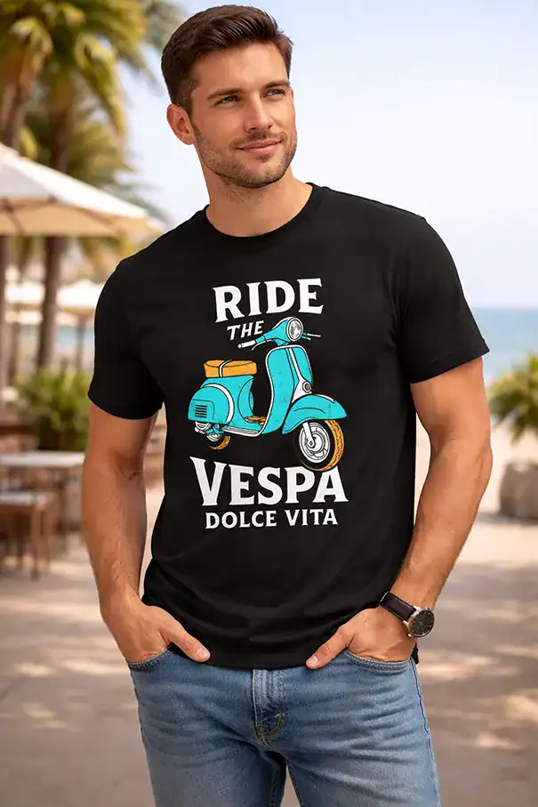Homme portant le t-shirt noir Ride The Vespa Dolce Vita avec visuel scooter vintage bleu turquoise