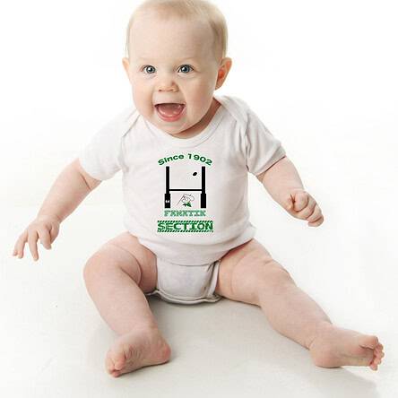 Offrez en cadeau de naissance ce magnifique body bébé garçon ou fille rugby Section Paloise agréable à porter, designer par notre infographiste et imprimé directement depuis notre atelier Français situé à Jurançon au cœur des Pyrénées, en plein Béarn 64 niché entre l'océan et la montagne.