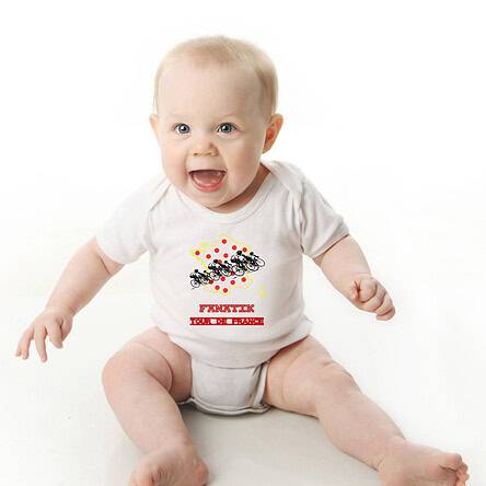 Offrez en cadeau de naissance ce magnifique body bébé garçon ou fille Tour de France vélo agréable à porter, designer par notre infographiste et imprimé directement depuis notre atelier Français situé à Jurançon au cœur des Pyrénées, en plein Béarn 64 niché entre l'océan et la montagne.