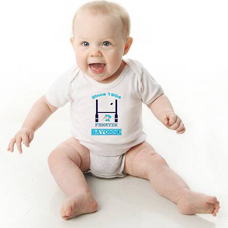 Offrez en cadeau de naissance ce magnifique body bébé garçon ou fille rugby Aviron Bayonnais agréable à porter, designer par notre infographiste et imprimé directement depuis notre atelier Français situé à Jurançon au cœur des Pyrénées, en plein Béarn 64 niché entre l'océan et la montagne.