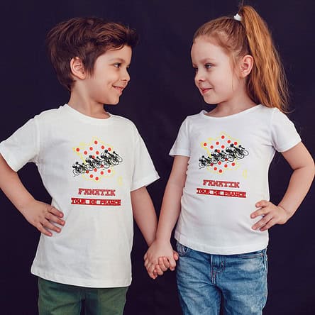 Offrez en cadeau ce magnifique t-shirt enfant garçon ou fille Tour de France agréable à porter, designer par notre infographiste et imprimé directement depuis notre atelier Français situé à Jurançon au cœur des Pyrénées, en plein Béarn 64 niché entre l'océan et la montagne.
