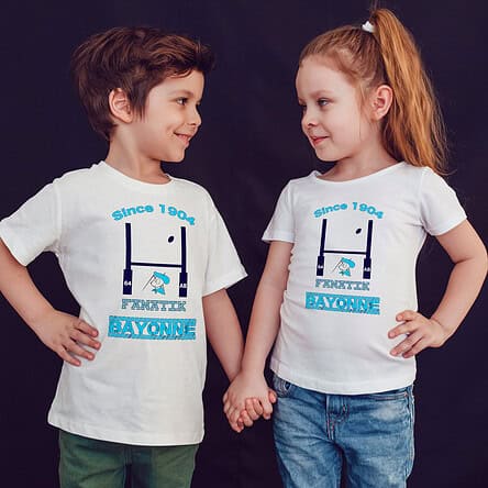 Offrez en cadeau ce magnifique t-shirt enfant garçon ou fille rugby Aviron Bayonnais agréable à porter, designer par notre infographiste et imprimé directement depuis notre atelier Français situé à Jurançon au cœur des Pyrénées, en plein Béarn 64 niché entre l'océan et la montagne.