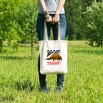 sac tote bag pratique et ecologique, un design du célèbre Sylvain Pilpay de ZSW graphic créations. il est illustré par un motif plein d'humour représentant un pangolin et sur lequel est écrit la phrase on ne le dit jamais assez, bien à point le pangolin!!! un sac humouristique qui fera rire les personnes que vous rencontrerez lors de vos déplacements au marché ou dans les commerces