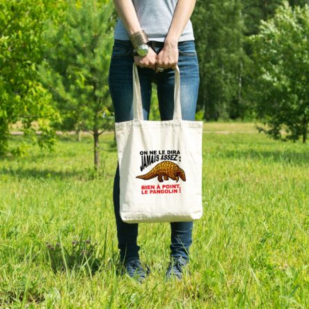 sac tote bag pratique et ecologique, un design du célèbre Sylvain Pilpay de ZSW graphic créations. il est illustré par un motif plein d'humour représentant un pangolin et sur lequel est écrit la phrase on ne le dit jamais assez, bien à point le pangolin!!! un sac humouristique qui fera rire les personnes que vous rencontrerez lors de vos déplacements au marché ou dans les commerces