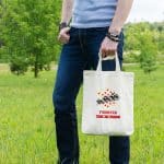 sac tote bag pratique et écologique illustré pour l'occasion du tour de france. Il vous permettra de récupérer tous les goodies distribués par la célèbre caravane du tour. On y voit le pelonton sur le maillot jaune à pois rouge