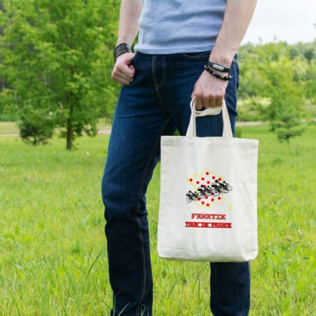 sac tote bag pratique et écologique illustré pour l'occasion du tour de france. Il vous permettra de récupérer tous les goodies distribués par la célèbre caravane du tour. On y voit le pelonton sur le maillot jaune à pois rouge