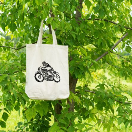sac tote bag coton pratique et écologique, il arbore un magnifique pilote de moto sur son café racer, tout dessiné en calligramme