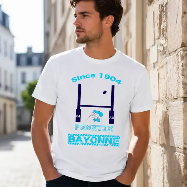 T-shirt fanatik bayonne porté par homme en extérieur rue ensoleillée