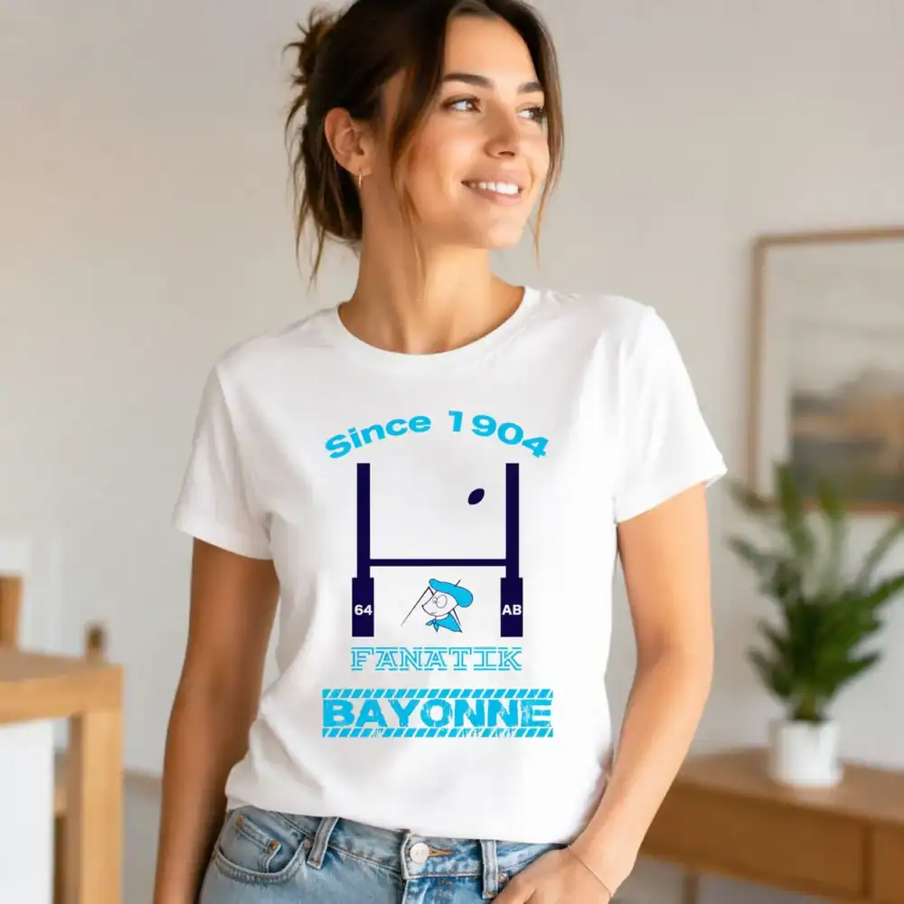 T-shirt since 1904 fanatik bayonne porté par femme en intérieur lumineux