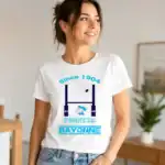 T-shirt since 1904 fanatik bayonne porté par femme en intérieur lumineux