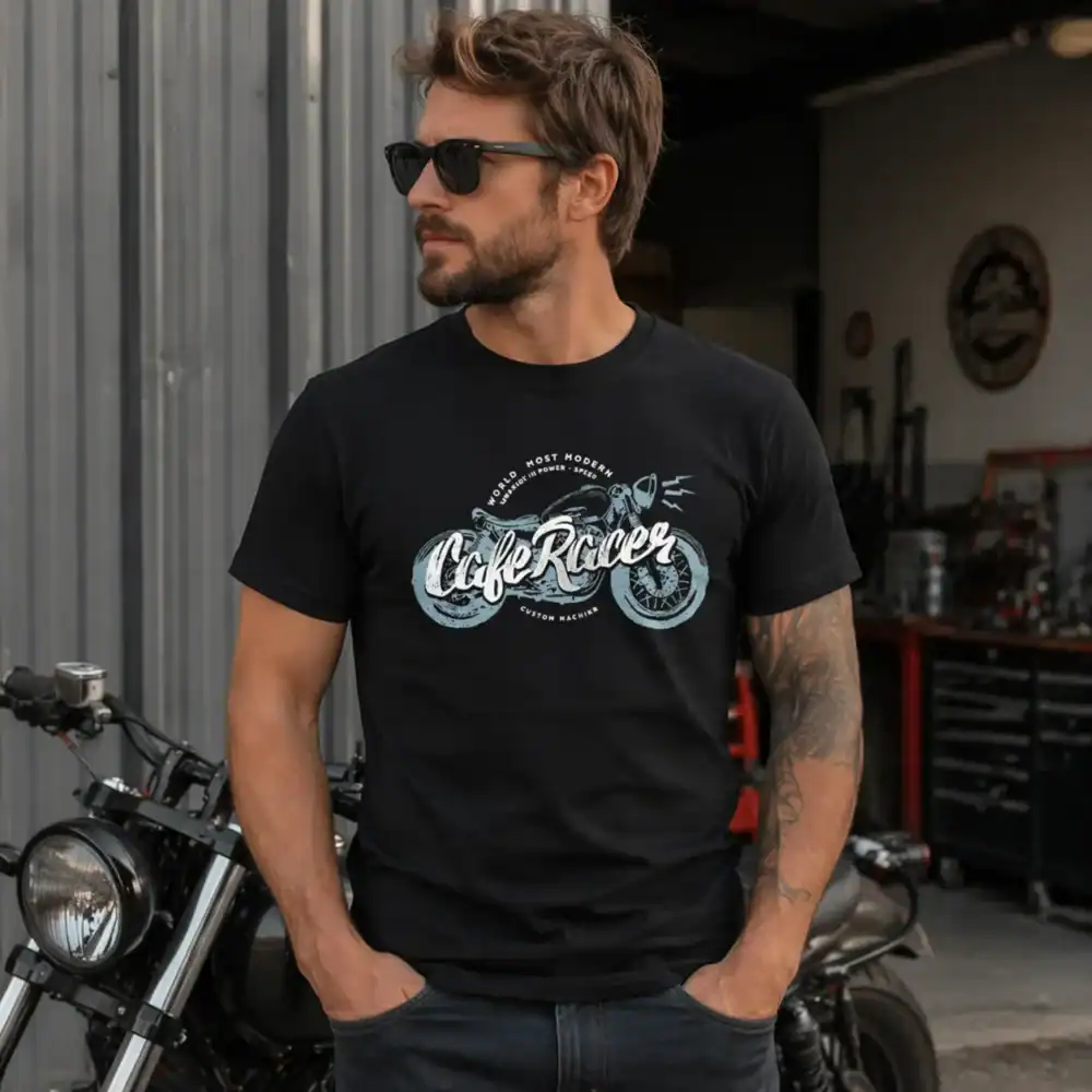 T-shirt Cafe Racer porté par homme dans un garage moto