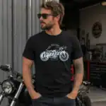 T-shirt Cafe Racer porté par homme dans un garage moto