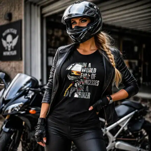 T-shirt in a world full of princesses be a biker porté par femme en extérieur garage moto