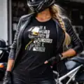 t shirt biker noir avec design femme motarde casque be a biker impression dtf pilou shop 64 porté par une femme motarde avec son casque
