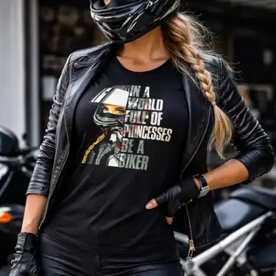 t shirt biker noir avec design femme motarde casque be a biker impression dtf pilou shop 64 porté par une femme motarde avec son casque