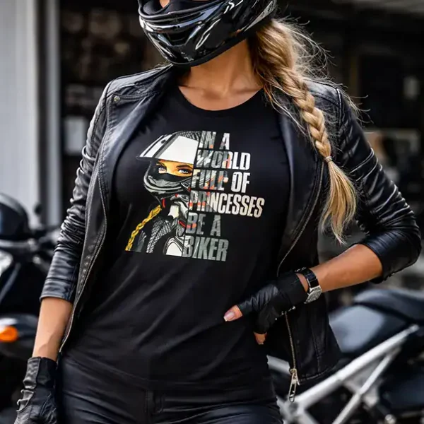 t shirt biker noir avec design femme motarde casque be a biker impression dtf pilou shop 64 porté par une femme motarde avec son casque