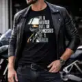 t shirt biker noir avec design femme motarde casque be a biker impression dtf pilou shop 64 porté par un homme motard avec son casque