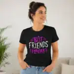 T-shirt best friends forever porté par femme en intérieur fond clair