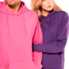 Couple portant des sweats à capuche colorés Kariban
