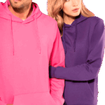 Couple portant des sweats à capuche colorés Kariban